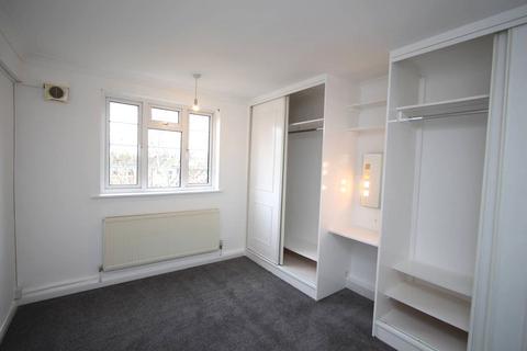 2 bedroom flat to rent, Park Road, Hampton Wick KT1