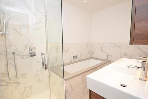 3 bedroom apartment to rent, Pinewood Gardens, Teddington