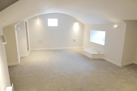 4 bedroom terraced house for sale, White Hart Mews, The Green, Calne