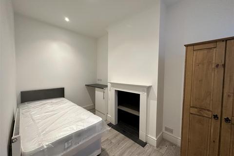 House share to rent, Castle Street, Slough