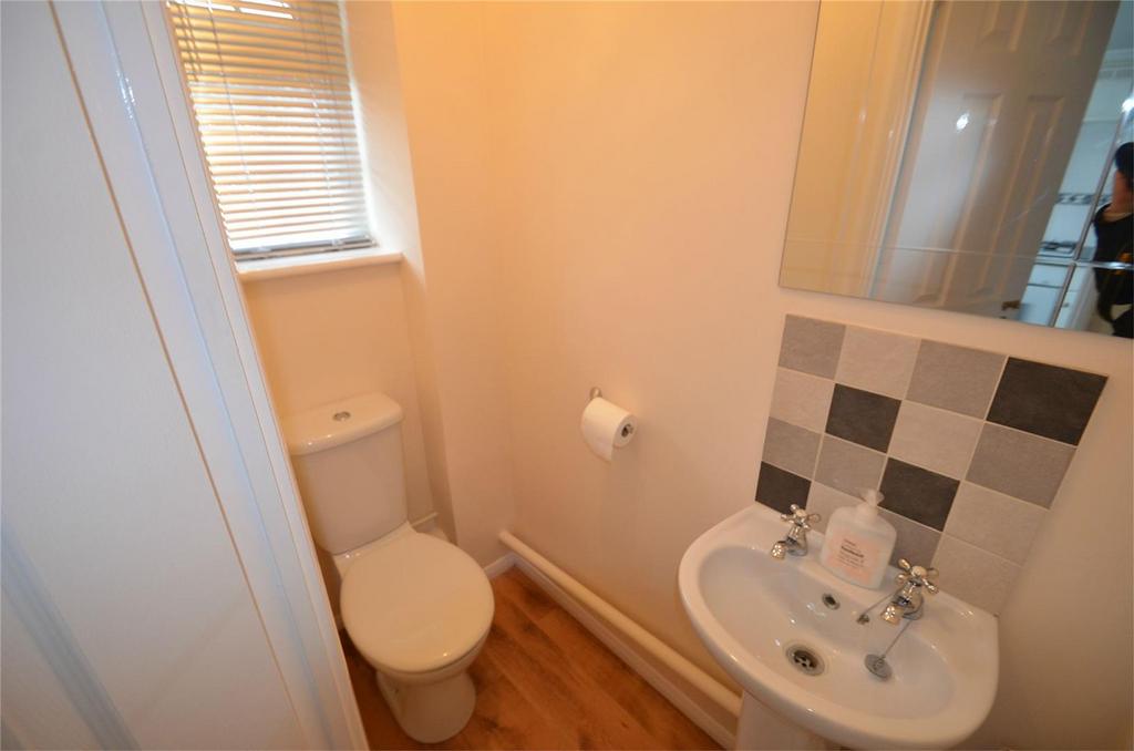 29 Elgar Drive - Cloakroom.jpg