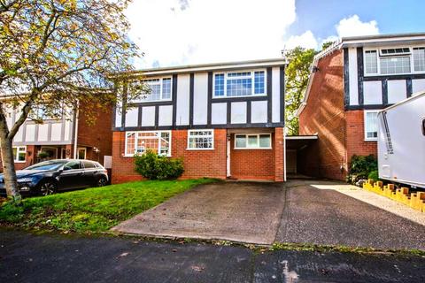 4 bedroom detached house to rent, Slaidburn Grove Stafford, ST17 4NW