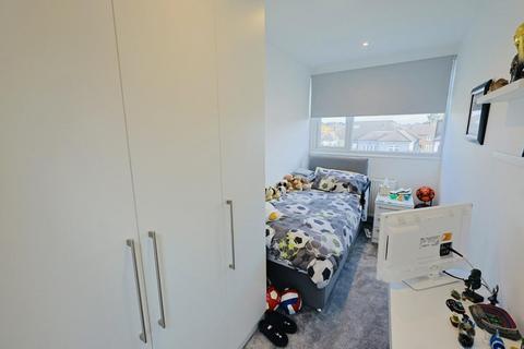9 Maytree Close, Edgware, HA8 8XX