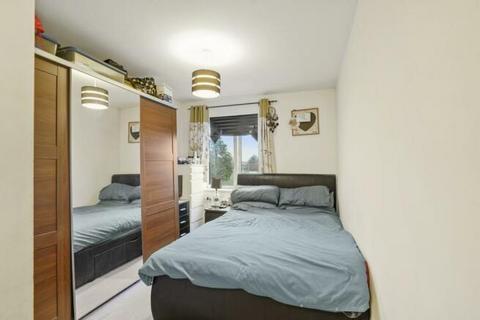 2 bedroom flat for sale, Centurion House, 99 Varcoe Gardens, Hayes, UB3 2FJ