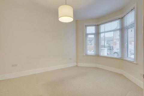 3 bedroom terraced house to rent, Rochford Avenue, Westcliff-on-sea, SS0