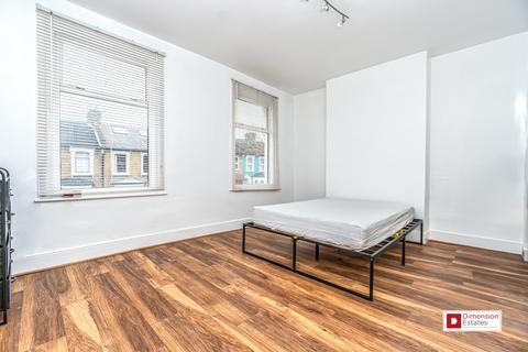 4 bedroom terraced house to rent, Coopersale Road, Homerton, Hackney, E9