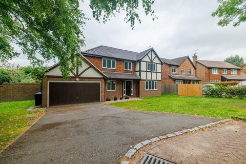 5 bedroom detached house for sale, Kinnibrugh Drive, Lingfield RH7