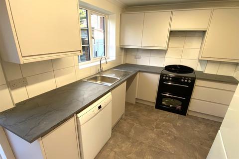 3 bedroom end of terrace house to rent, Oaklands, Haslemere, GU27