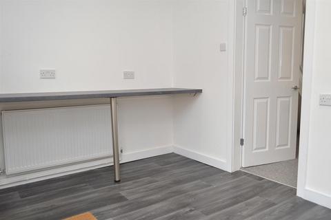 2 bedroom terraced house to rent, Oldham Road, Royton, Oldham