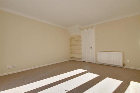 2 bedroom terraced house to rent, Marram Close, Lymington