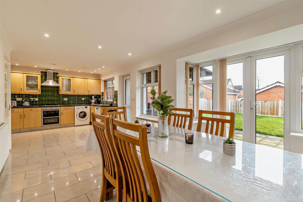 Kitchen/ Dining Room