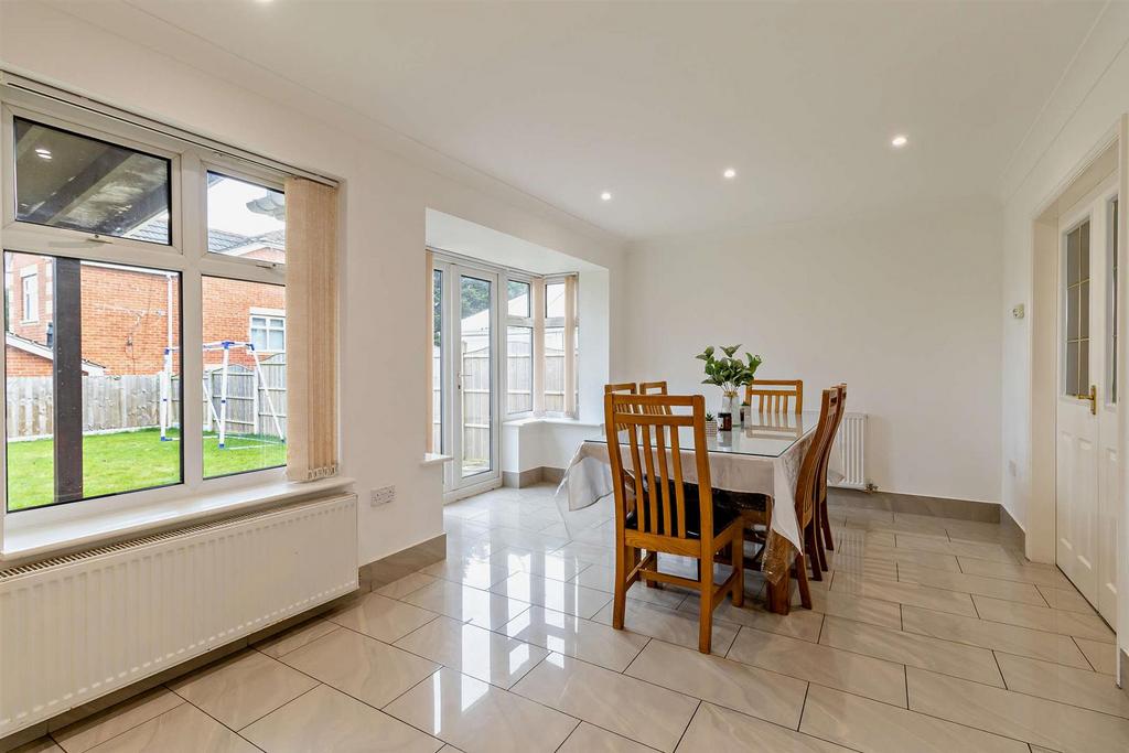 Kitchen/ Dining Room