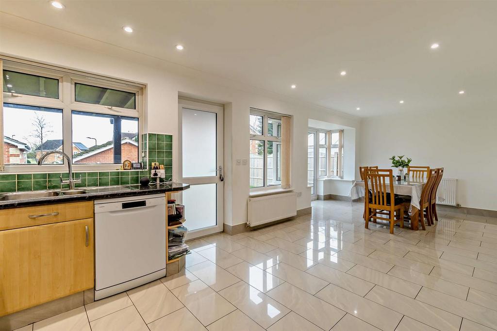 Kitchen/ Dining Room