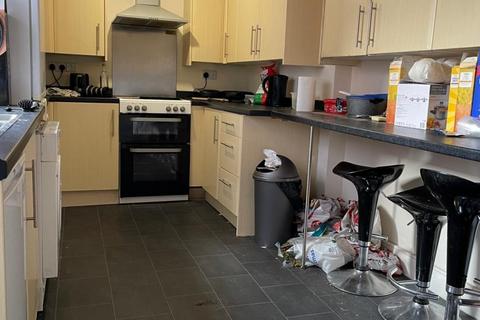 5 bedroom end of terrace house to rent, Nottingham NG7