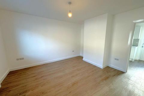 3 bedroom end of terrace house to rent, 9 Spencer Close, Woking GU21