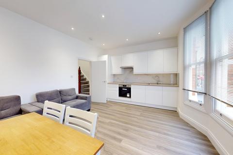 3 bedroom flat to rent, Church Street, Enfield, Greater London, En2, Enfield, Greater London, EN2