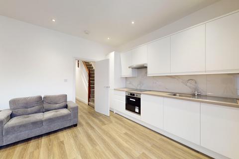 3 bedroom flat to rent, Church Street, Enfield, Greater London, En2, Enfield, Greater London, EN2