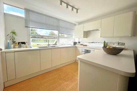 2 bedroom apartment to rent, Park View Court, Woking GU22