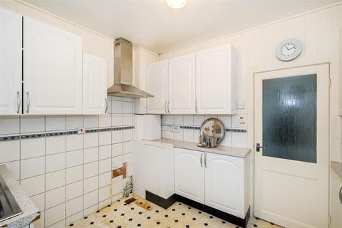 83 College Gardens, London, E4 7LP