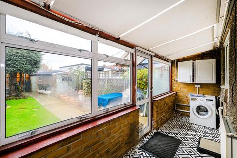 83 College Gardens, London, E4 7LP