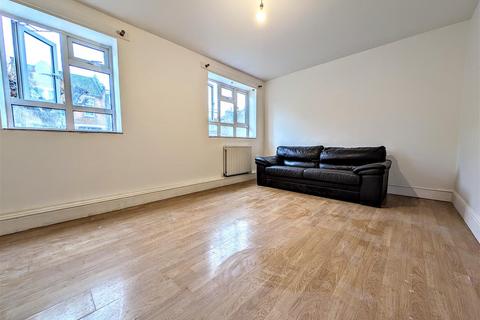 3 bedroom apartment to rent, Haydons Road, London