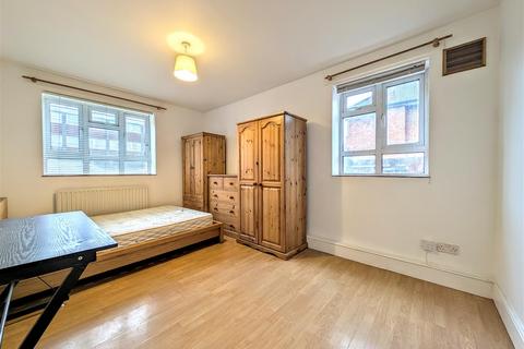 3 bedroom apartment to rent, Haydons Road, London