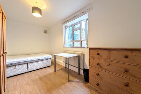 3 bedroom apartment to rent, Haydons Road, London