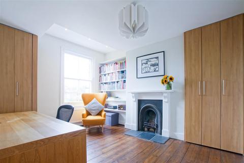 2 bedroom flat for sale, Huddleston Road, London