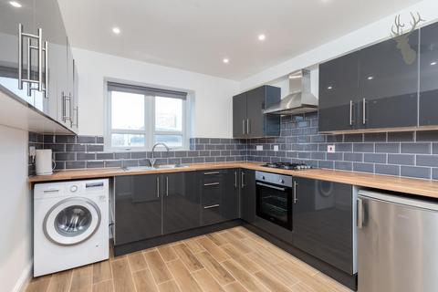 6 bedroom flat to rent, Hawgood Street, Bow E3