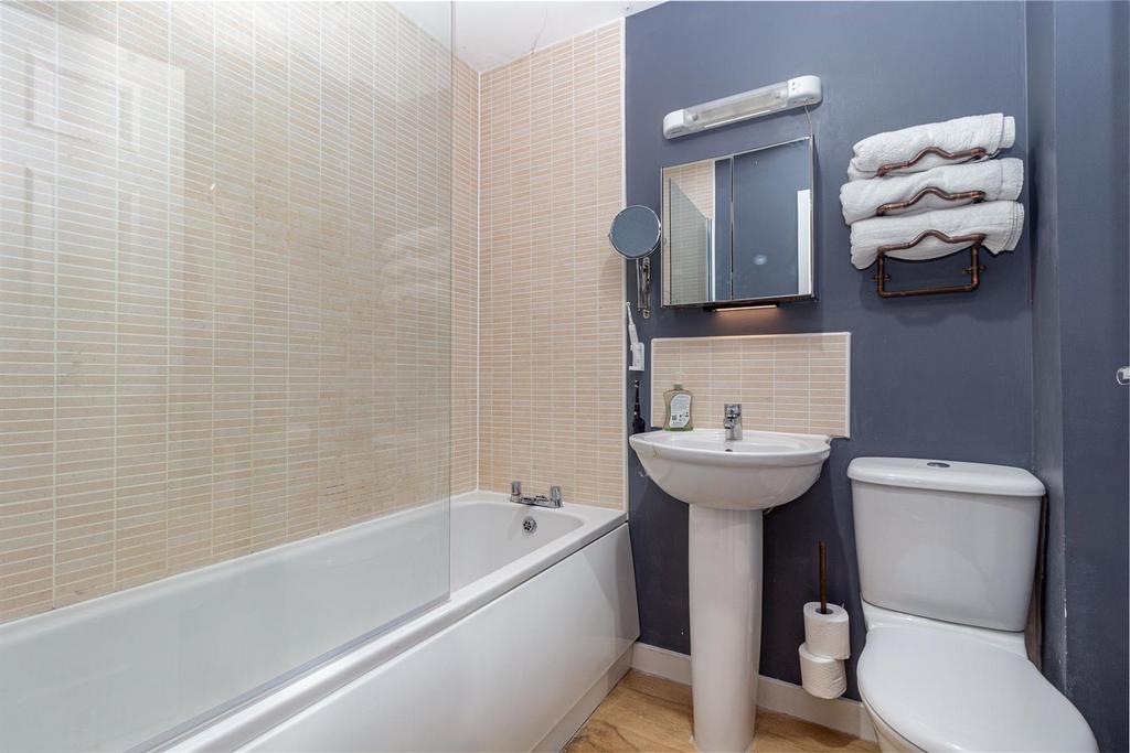 Bathroom 1.jpg