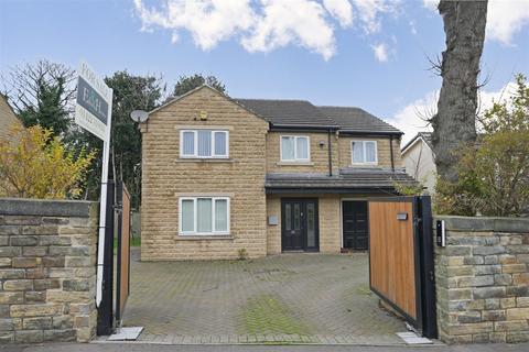 4 bedroom detached house for sale, Kelvin Road, Elland