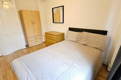 1 bedroom in a flat share to rent, Jubilee Street, London E1