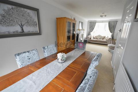 4 bedroom detached house to rent, Hayfield View, Eckington, Sheffield