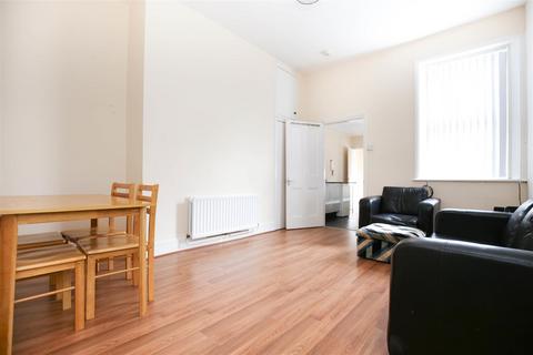 3 bedroom flat to rent, Warwick Street, Newcastle Upon Tyne NE6