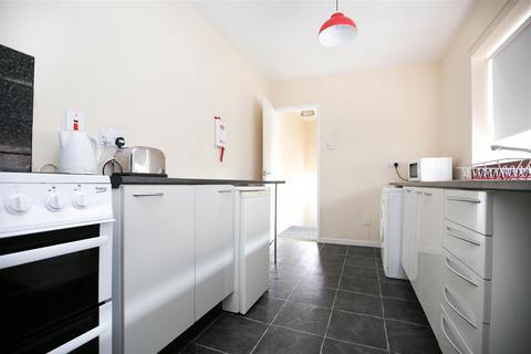 3 bedroom flat to rent, Warwick Street, Newcastle Upon Tyne NE6