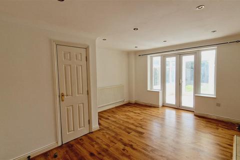 3 bedroom mews to rent, Thirlmere Close, Winsford