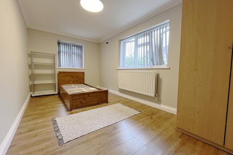 2 bedroom flat to rent, Shelley Crescent, Hounslow, Greater London, TW5