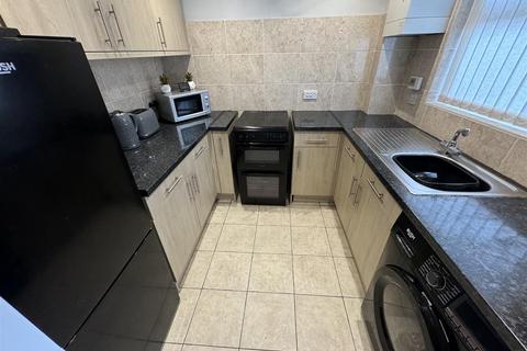 2 bedroom terraced house to rent, Hilton Court, Hearsall Lane, Coventry