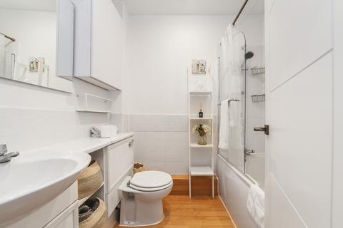 1 bedroom flat to rent, Helena Square, London SE16