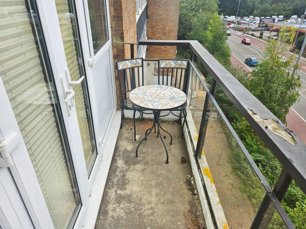 https://media.onthemarket.com/properties/16160987/1519191377/image-10-1024x1024.jpg