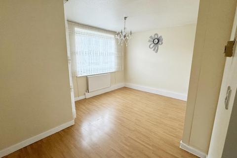 3 bedroom flat to rent, Wrens Park House, Clapton, E5 9LT