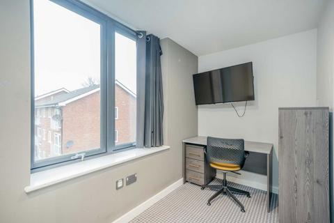 Studio to rent, Kenton Road, Harrow HA3