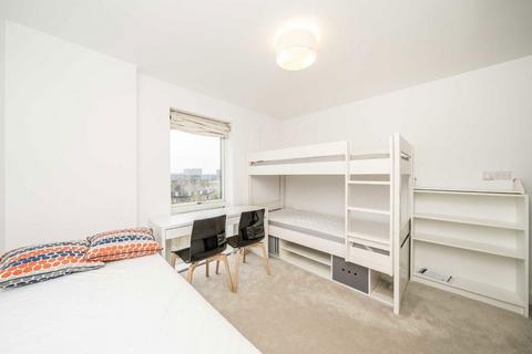 2 bedroom flat to rent, Freda Street, London SE16