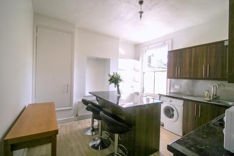 2 bedroom flat to rent, Lakeside Road, Palmers Green N13