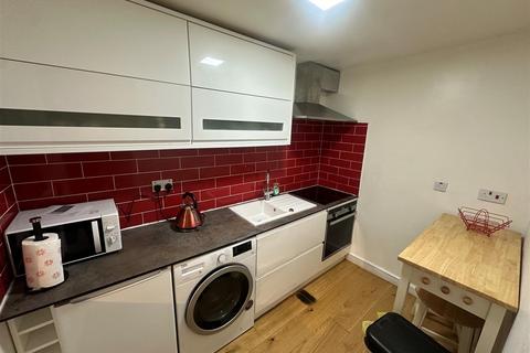 Studio to rent, Hagden Lane, Watford WD18