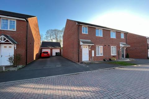 3 bedroom semi-detached house to rent, Lawrence Grove, Kidderminster DY11