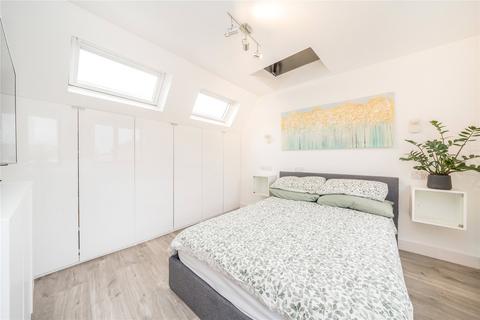 2 bedroom terraced house to rent, Blakenham Road, London SW17