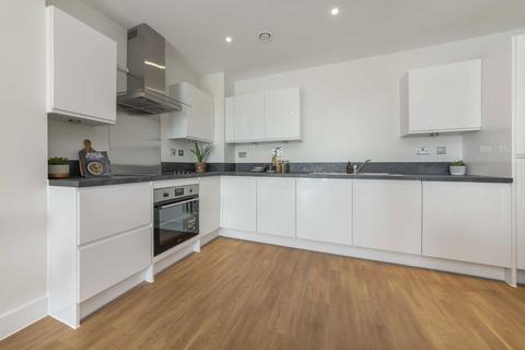 3 bedroom flat to rent, Green Street, London NW10