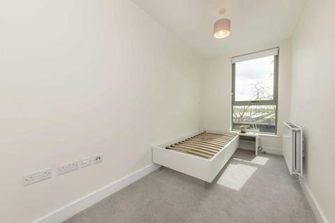 3 bedroom flat to rent, Green Street, London NW10