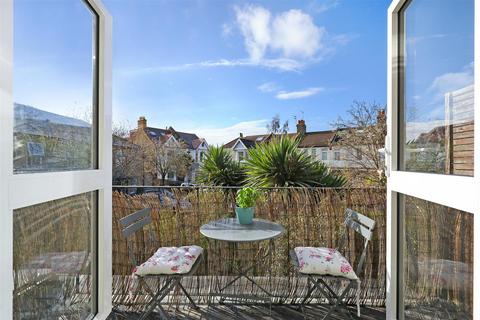 2 bedroom flat to rent, Thornton Road, East Sheen, SW14